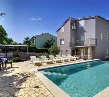 Kuća Na prodaju: Apartmanska kuća s bazenom i pogledom na more – Banjole!