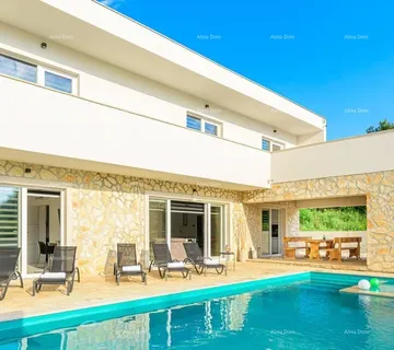 Kuća Prodaje se prekrasna i moderna villa sa bazenom u malom istarskom selu - Svetvinčenat