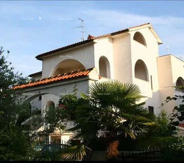 Kuća Prodaja višestambenog objekta s 9 zasebnih apartmana. Poreč!