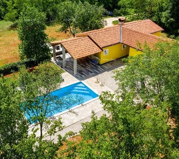 Kuća Kuća na Labinštini ! Veliki teren oko kuće od 9400 M2!!