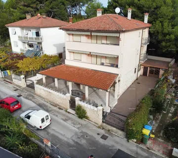 Kuća Pula. Zelenika! Samostojeća kuća s garažom! Blizina plaže i mora na samo 50 metara! - cover