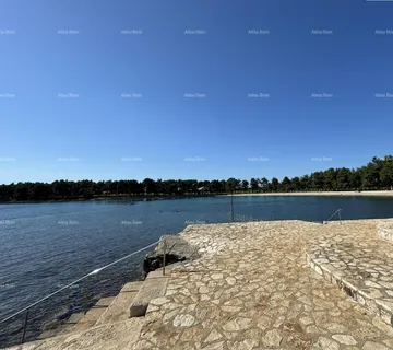 Stan Prodaja stana s parkirnim mjestom na odličnoj lokaciji, 50 m od mora i plaža, Novigrad!