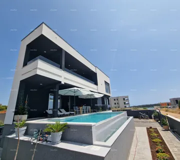 Kuća Prodaje se luksuzna vila u Medulinu – 100 m od mora