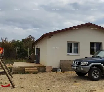Kuća Prodaja velikog građevinskog zemljišta sa kućom i građevinskom dozvolom  za izgradnju dodatne vile, Svetvinčenat - cover