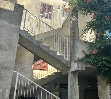 Kuća Top prilika! Prodaja kuće s tri odvojene jedinice, Medulin!