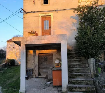 Kuća Prodaja kuće za renovaciju s građevinskim zemljištem, blizina Poreča, Žbandaj!