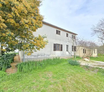 Kuća Prostrana kuća u blizini Pule ! Dva stana- 2500 m² zemljišta! - cover