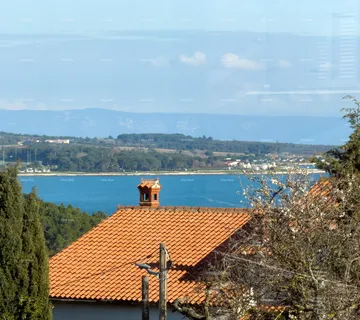 Kuća Prodaje se atraktivna kuća u Premanturi s pogledom na more - cover