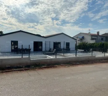Kuća Prodaja- dvojna kuća s grijanim bazenom, Okolica Poreča!