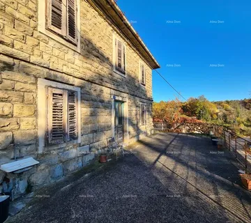 Kuća Prodajemo staru Istarsku kamenu kuću sa pogledom na Grožnjan.