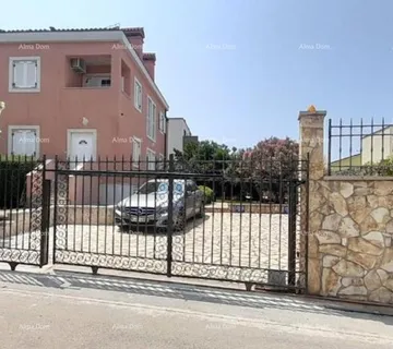 Stan Izvrsna prilika! NEKRETNINA SA UPORABNOM DOZVOLOM. Ekskluzivna prodaja stana na top lokaciji s okućnicom i parkinim mjestom. Pogled na more! Pošesi, Medulin!!