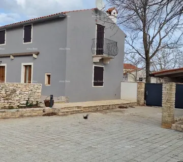 Kuća Na prodaju kuća s bazenom i dvorištem – mirno selo kraj Barbana