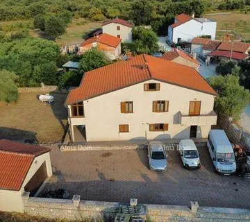 Kuća Prodaje se kuća 420m2 sa tri stana, Umag