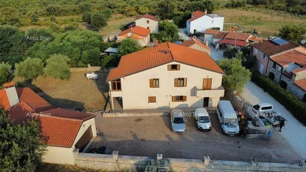 Kuća Prodaje se  kuća 420m2 sa tri stana,  Umag - cover
