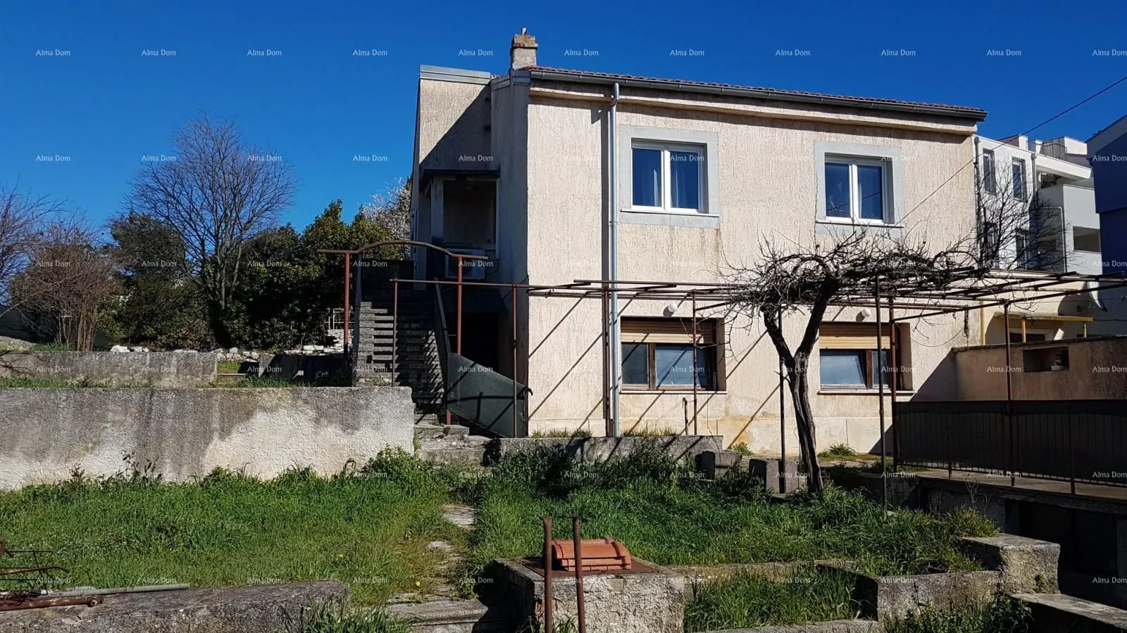 Kuća Pula!  Kuća s dva stana i velikim vrtom. Blizina Mup-a. - cover