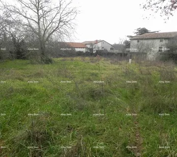 Građevinsko zemljište Na prodaju je građevinsko zemljište od 720m² - cover