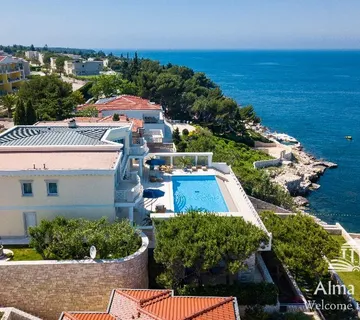 Kuća Umag Crveni Vrh. Alberi. Jedinstvena luksuzna nekretnina na samo obali mora. Pogled na Piran.