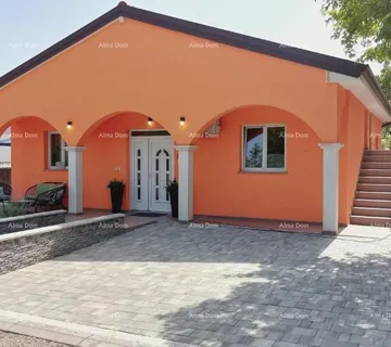 Kuća Kuća s prekrasnim pogledom na planine, terasa, vrt, roštilj i privatni parking.