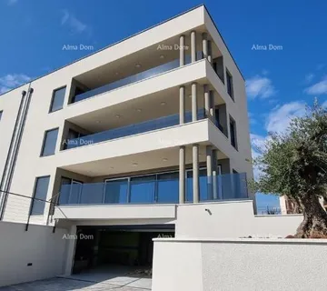 Kuća Luksuzna stambena zgrada sa zasebnim apartmanima i pogledom na more, Medulin!