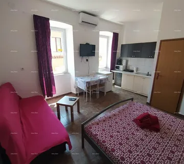 Stan Pula, strogi centar – 90,30 m² | 4 uređena studio apartmana | Pogled na Zlatna vrata | Uhodan turistički posao