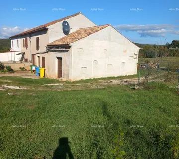 Kuća Izvrsna prilika- kuća s pomoćnim objektima i velikim zemljištem, Rovinj!