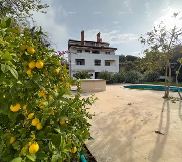 Kuća Prodajemo kuću sa sedam apartmana na velikoj okućnici sa bazenom i garažom. Banjole - Banjole, Medulin
