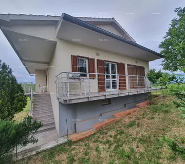 Kuća Obiteljska kuća s garažom, konobom i mogućnošću kupnje dodatnog zemljišta – 30 min od Pule