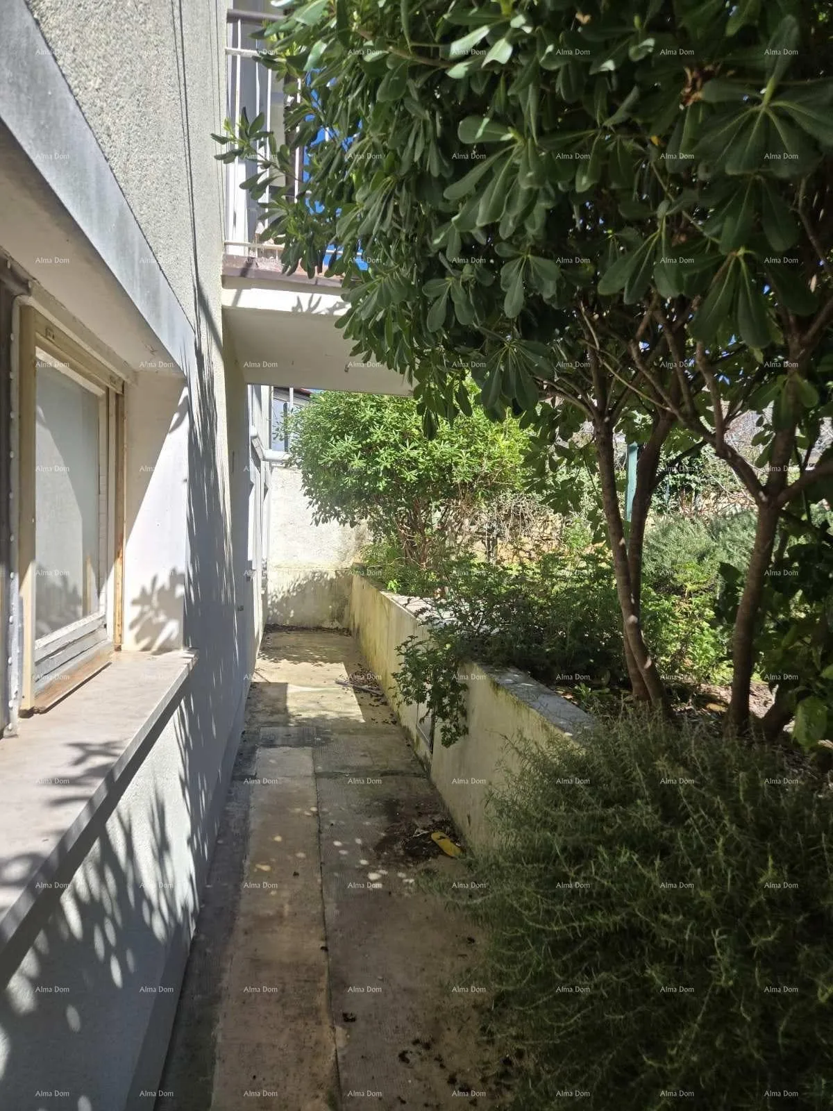 Kuća Pula blizina nove Pulske bolnice. Kaštanjer – kuća s dva odvojena stana, garažom i vrtom od 250 m2 - prodaja! - cover