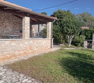 Kuća Blizina grada Umaga. Prodaje se duplex kuća, 123.65 m2 na samoj obali mora, 10 metara do mora.
