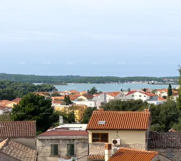Kuća Prodaja renovirane kuće s pogledom na more, Medulin!