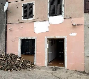 Kuća Prodaja kuće sa dvorištem u nepodrednoj blizini centra, Buje!