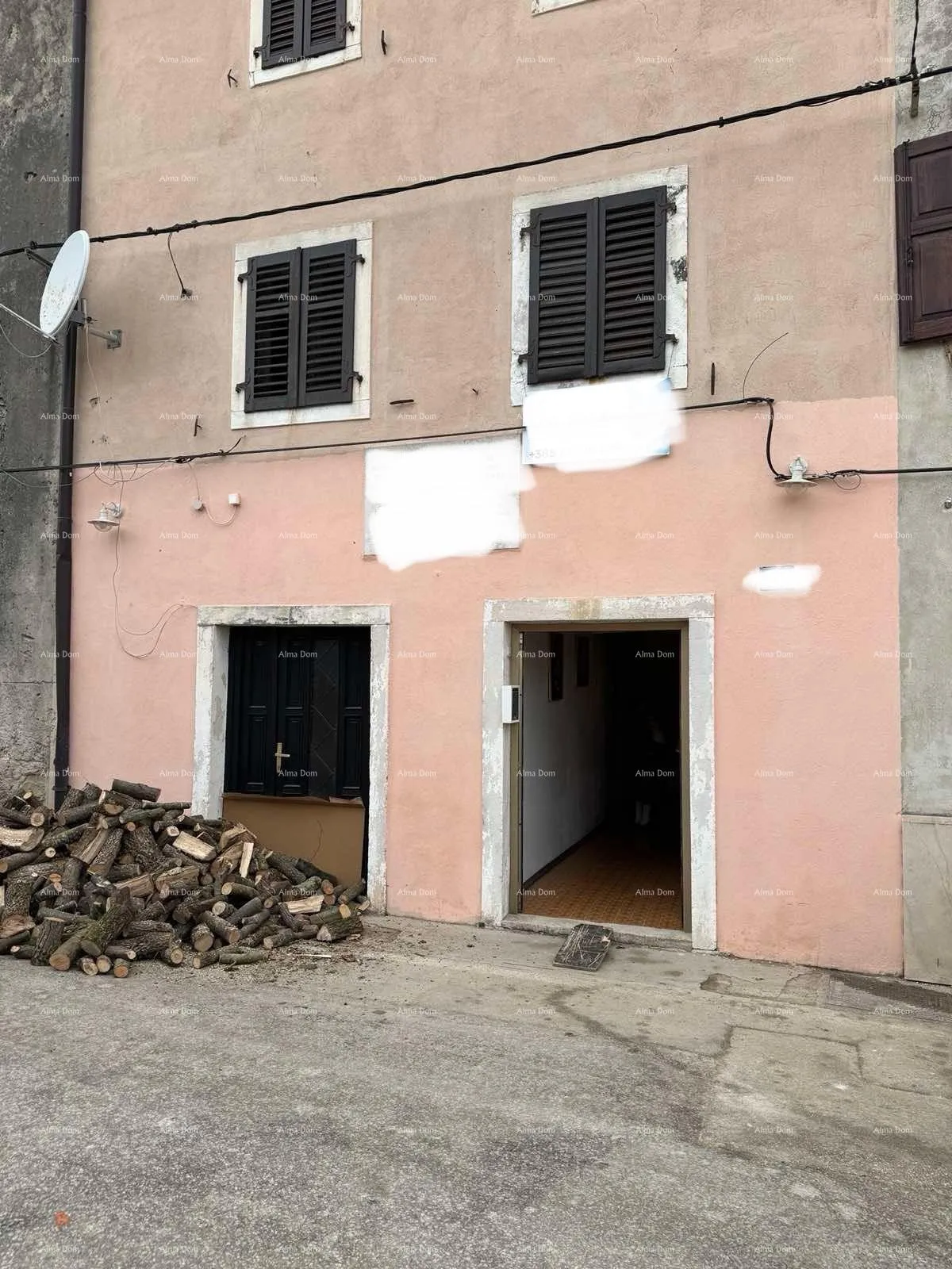 Kuća Prodaja kuće sa dvorištem u nepodrednoj blizini centra, Buje! - cover