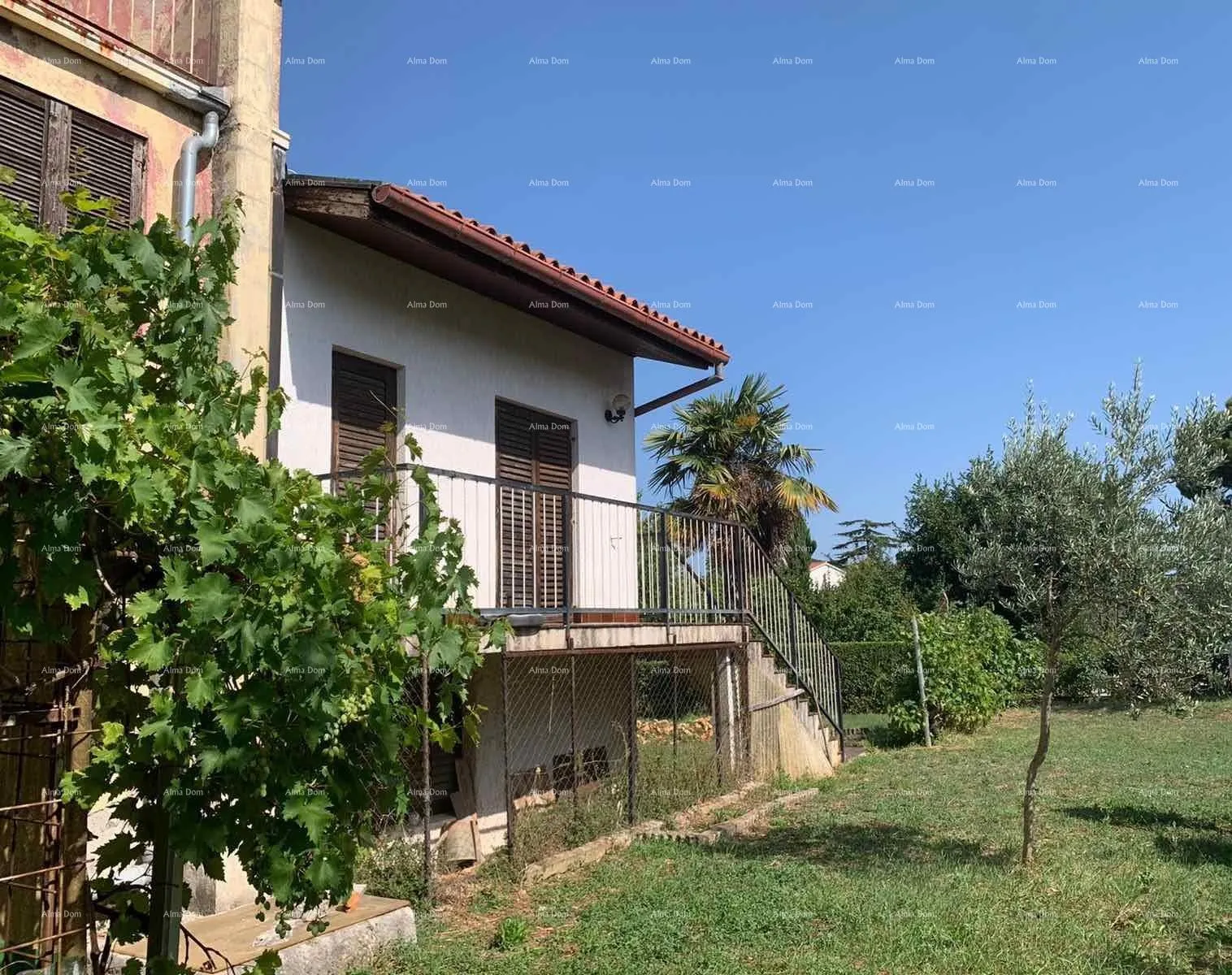 Kuća Prodaje se samostojeća kuća za renovaciju u centru Rovinja - cover