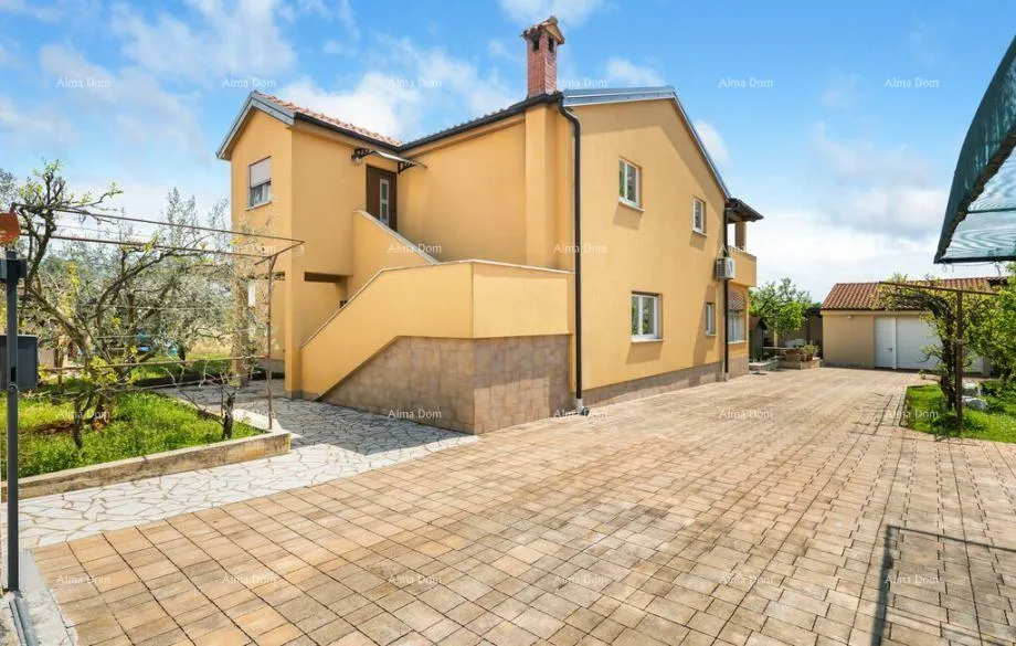 Kuća Okolica Poreča – kuća, 300 m2, s dva apartmana i bazenom - cover