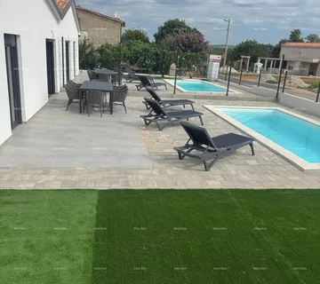 Kuća Prodaja- dvojna prizemnica s grijanim bazenom, Poreč!