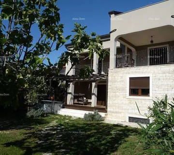 Kuća Prodaja velike i lijepe kuće u centru Umaga
