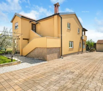Kuća Okolica Poreča – kuća, 300 m2, s dva apartmana i bazenom