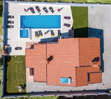 Kuća Valdebek. Samostojeća kuća s bazenom i jacuzzijem! Blizina centra grada Pule. - cover