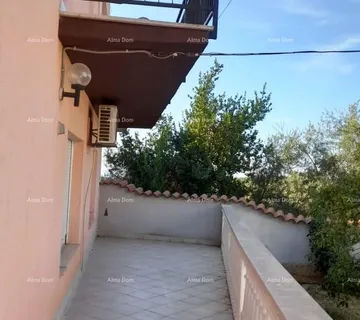 Kuća Prodaja, Ližnjan , kuća u nizu sa tri apartmana.