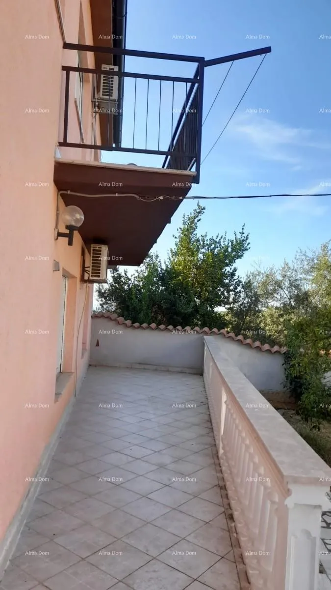 Kuća Prodaja, Ližnjan , kuća u nizu sa tri apartmana. - cover