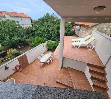 Kuća Kuća s pomoćnim objektom. Medulin. Centar.