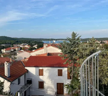 Kuća Prodaja - renovirana kuća na odličnoj lokaciji s dva apartmana i predivnim pogledom , Medulin!