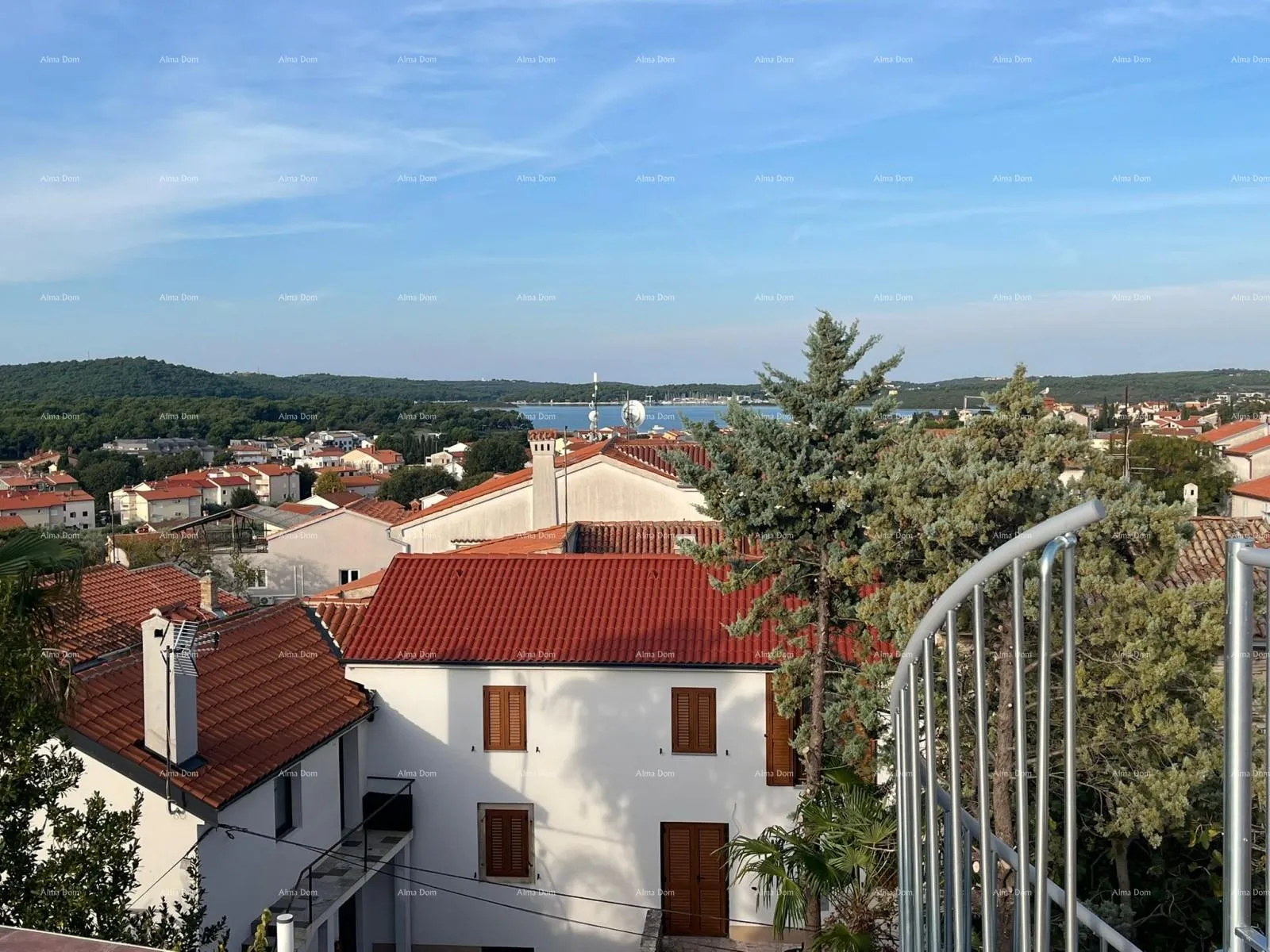 Kuća Prodaja - renovirana kuća na odličnoj lokaciji s dva apartmana i predivnim pogledom , Medulin! - cover
