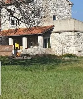 Kuća Prodaje se stara kamena kuca s zemljistem Barban idealno za kucu za odmor