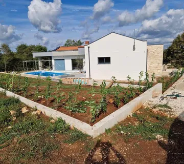 Kuća Prodaje se moderna, elegantna prizemnica s bazenom, blizu Rovinja