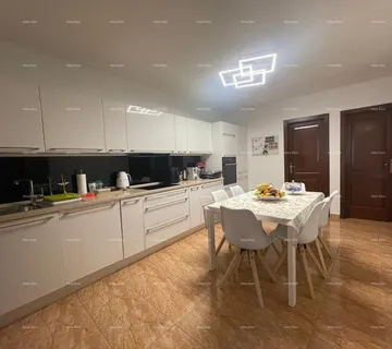 Kuća Prodaje se kuća sa 4 stambene jedinice, u samom centru Rovinja,