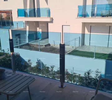 Stan Moderan apartman u bloku E, s parkirnim mjestom i spremištem blizina Umaga! - cover