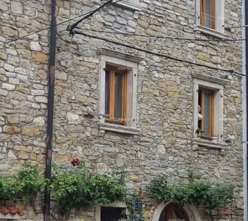 Kuća Prodaje se kamena kuća u nizu, nanovo obnovljena, Buje!