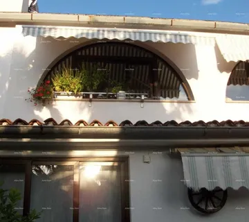 Kuća Prodaje se kuća sa tri stana, Umag