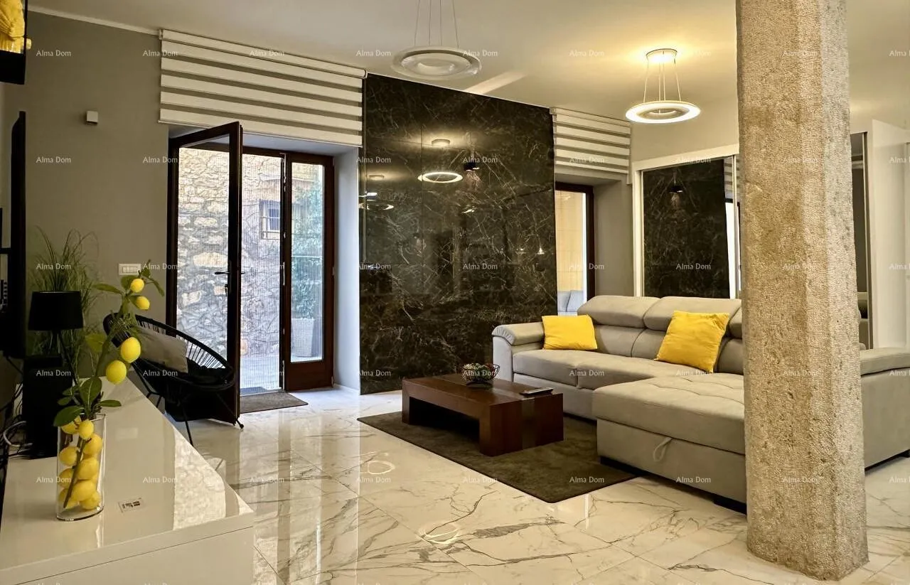 Kuća Prodaje se kuća sa 3 apartmana, Poreč - cover